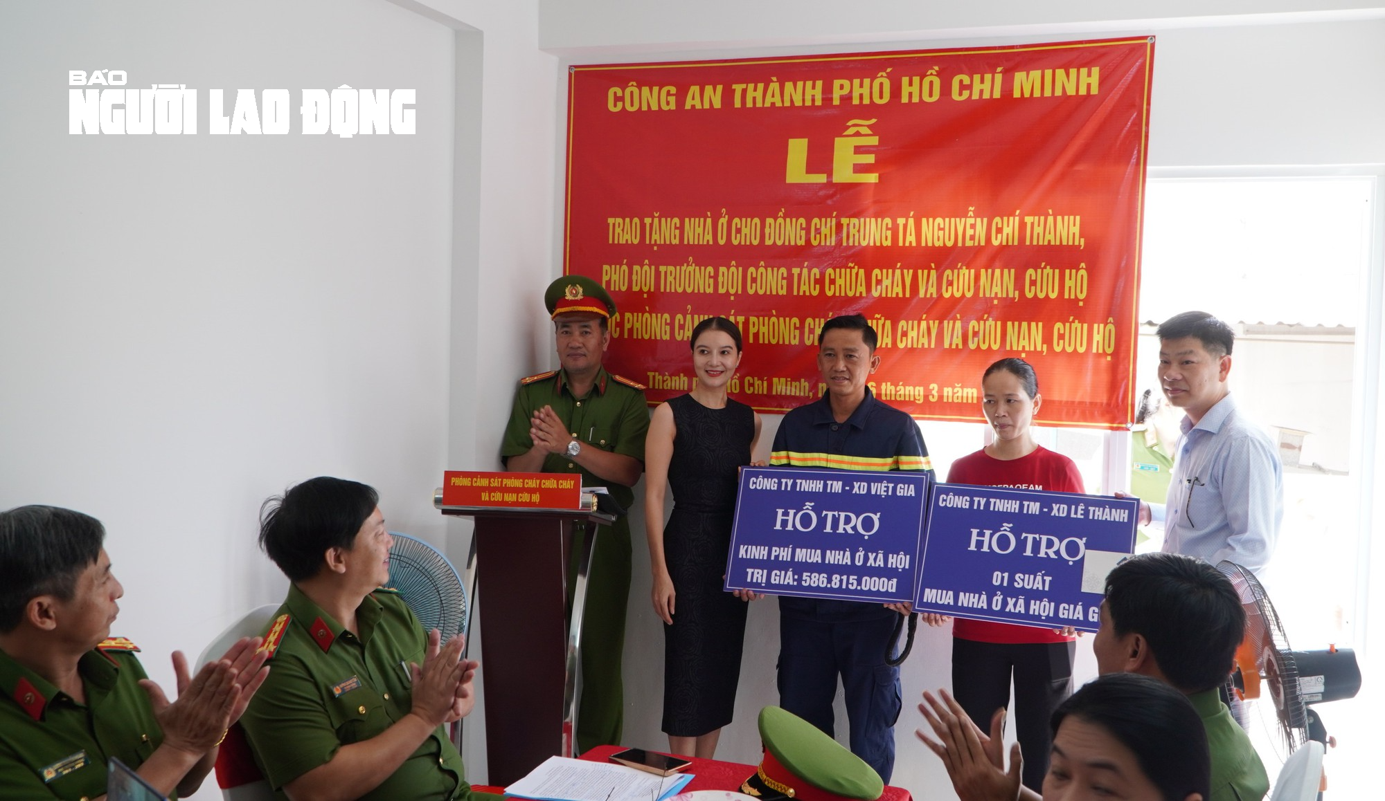 Xúc động buổi tặng nhà cho gia đình Trung tá Nguyễn Chí Thành - Ảnh 1.