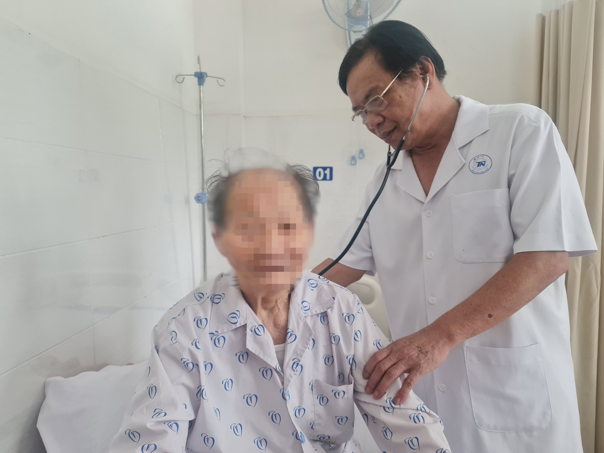 Cụ ông 98 tuổi được phẫu thuật u tuyến tiền liệt bằng kỹ thuật mới - Ảnh 1. Cụ ông 98 tuổi được phẫu thuật u tuyến tiền liệt bằng kỹ thuật mới - Ảnh 1.