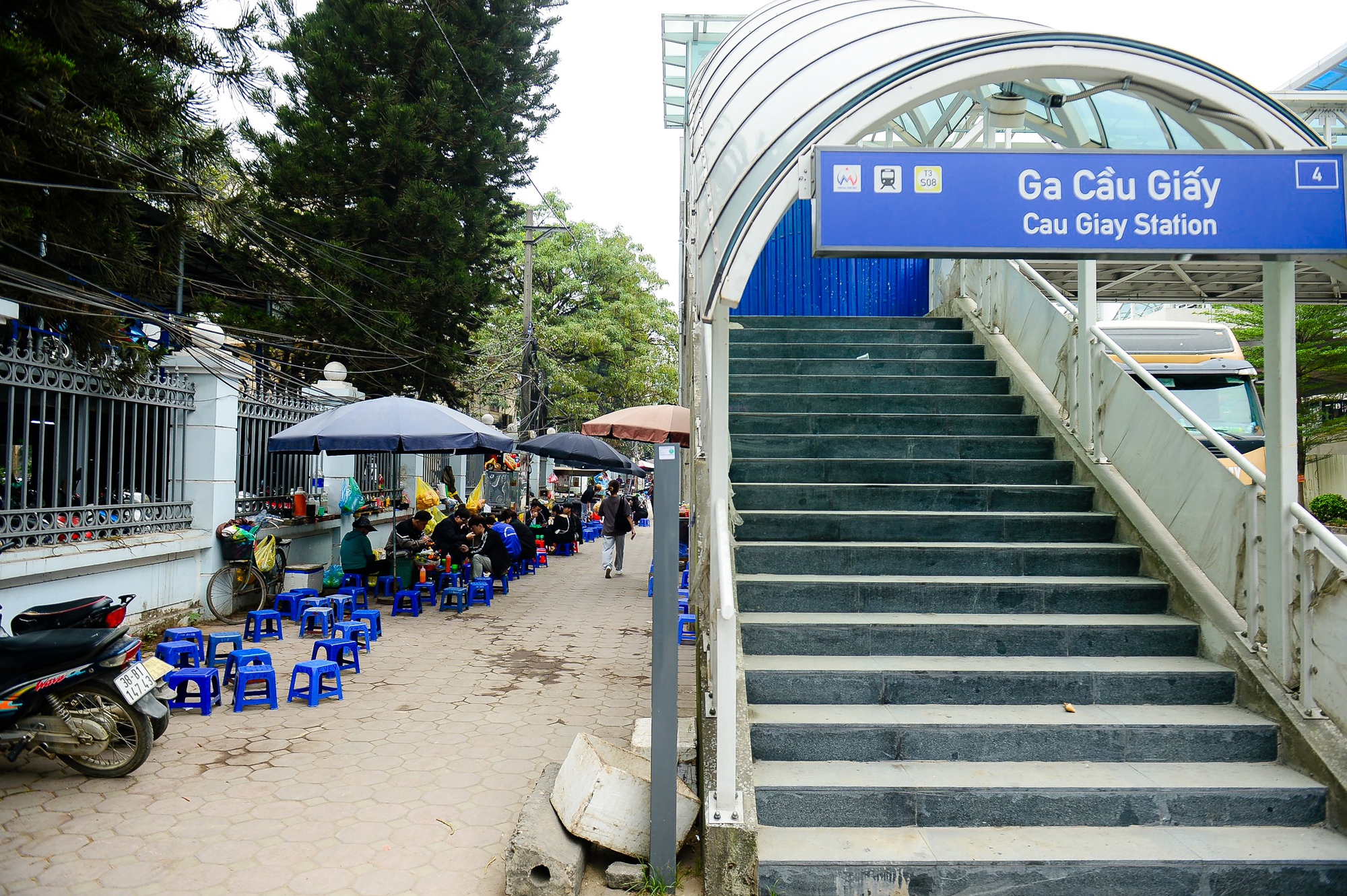Nhếch nhác tại nhà ga đường sắt đô thị Nhổn - ga Hà Nội - Ảnh 2.