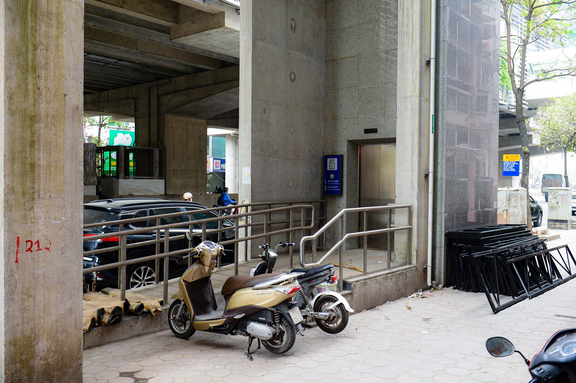 Nhếch nhác tại nhà ga đường sắt đô thị Nhổn - ga Hà Nội - Ảnh 9.