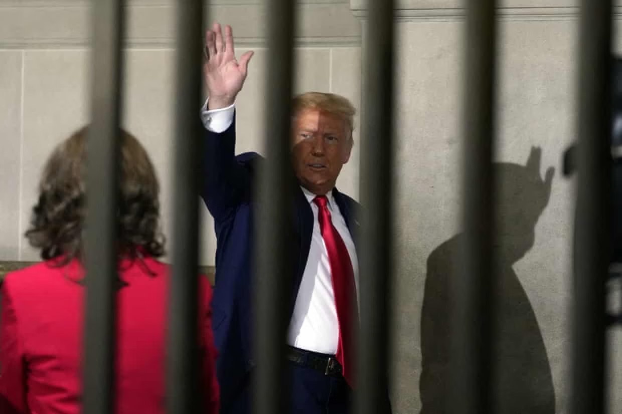 Ông Donald Trump bất ngờ nói sắp bị bắt giữ - Ảnh 1. Ông Donald Trump bất ngờ nói sắp bị bắt giữ - Ảnh 1.