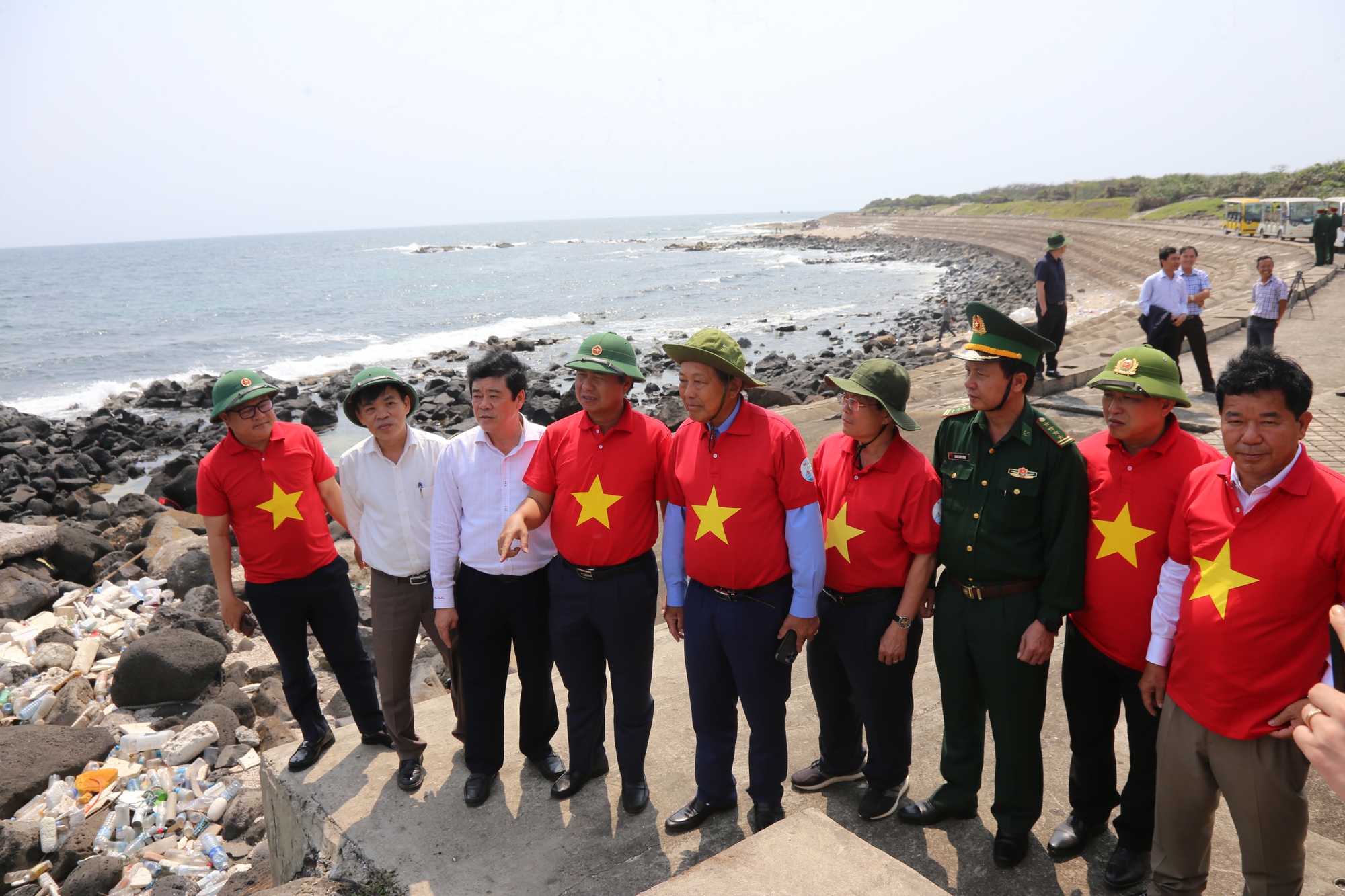 Xúc động hình ảnh cờ Tổ quốc tung bay trên huyện đảo Cồn Cỏ - Ảnh 12.