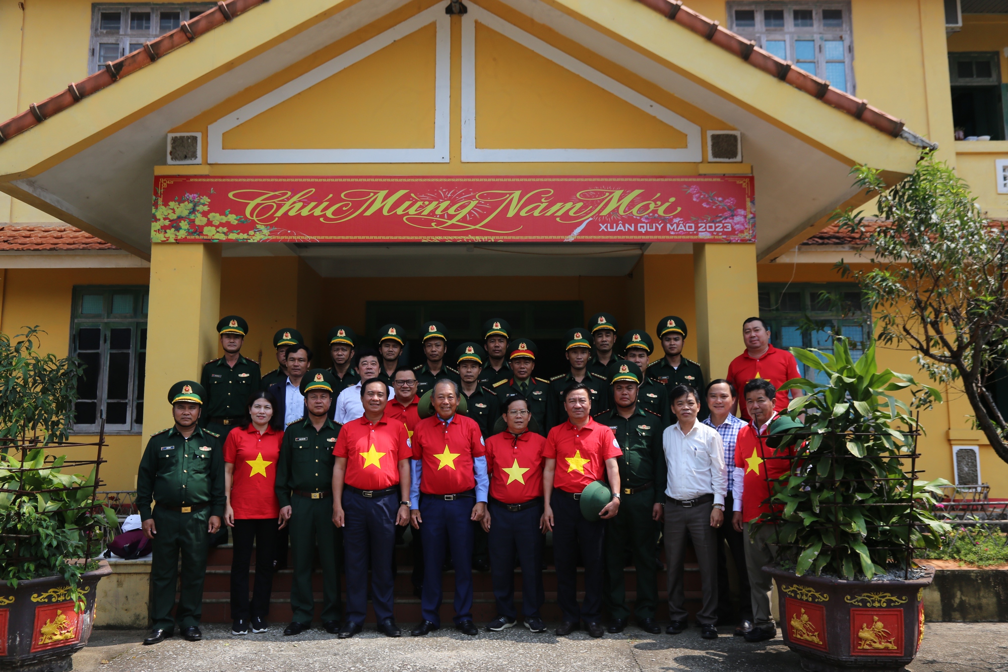 Xúc động hình ảnh cờ Tổ quốc tung bay trên huyện đảo Cồn Cỏ - Ảnh 13.