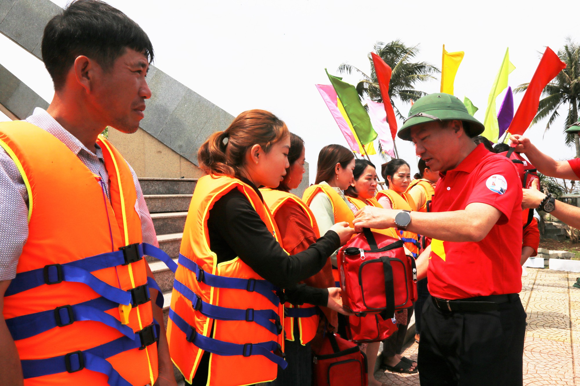 Xúc động hình ảnh cờ Tổ quốc tung bay trên huyện đảo Cồn Cỏ - Ảnh 9.