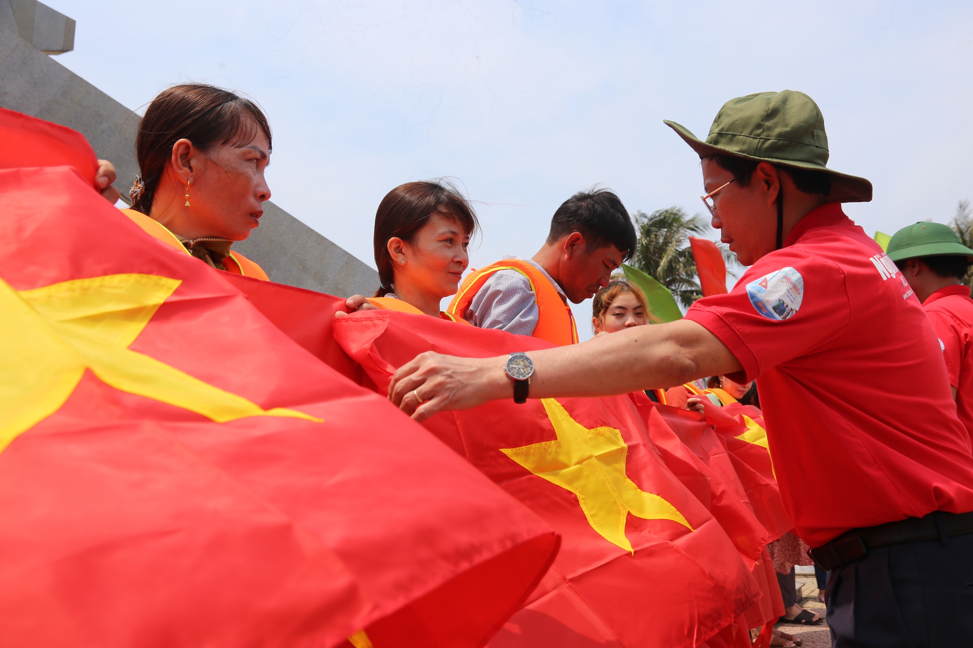 Xúc động hình ảnh cờ Tổ quốc tung bay trên huyện đảo Cồn Cỏ - Ảnh 7.