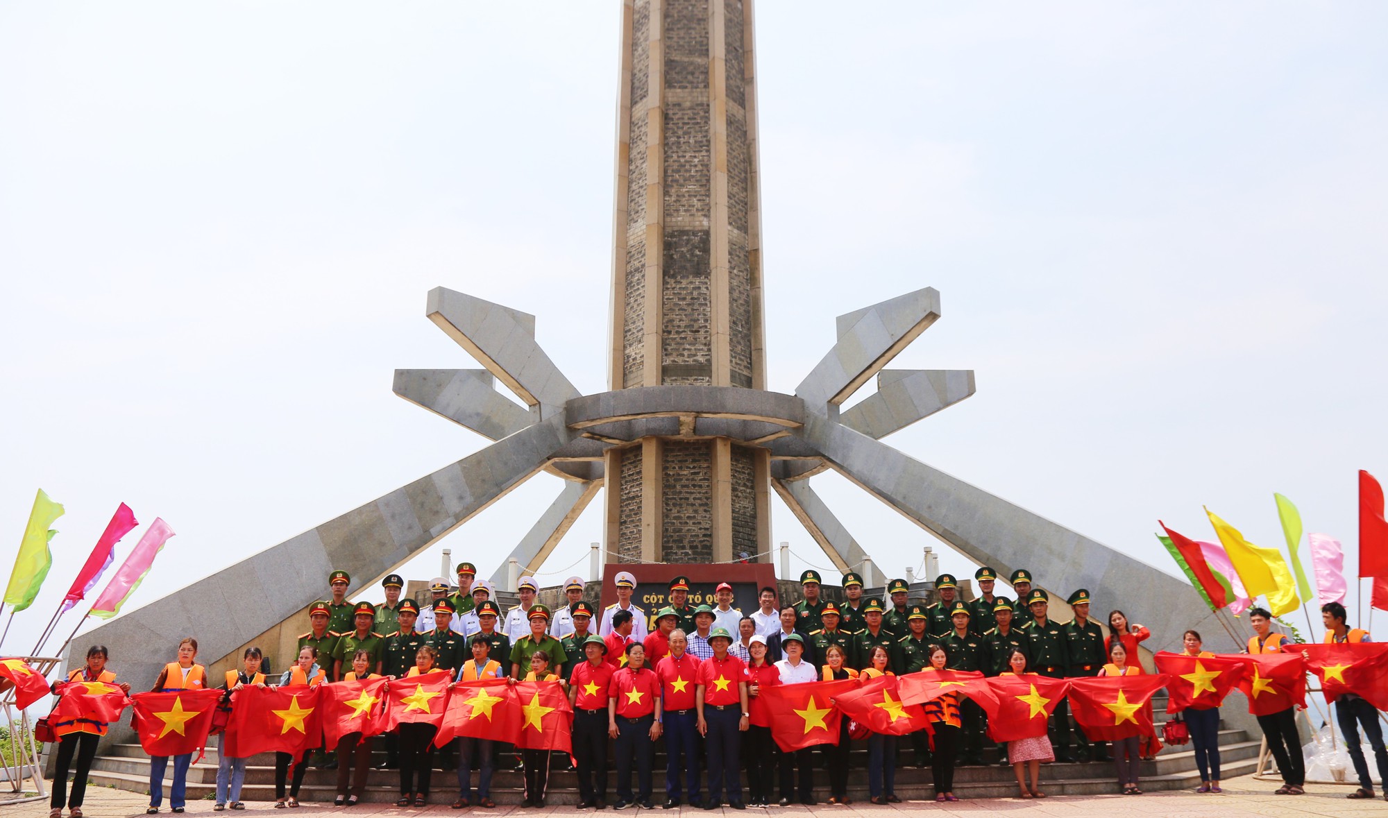 Xúc động hình ảnh cờ Tổ quốc tung bay trên huyện đảo Cồn Cỏ - Ảnh 2.