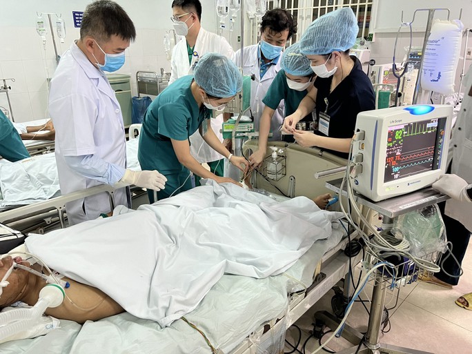 Huy động các bệnh viện lớn cứu bệnh nhân ngộ độc cá chép muối ủ chua ở Quảng Nam - Ảnh 1. Huy động các bệnh viện lớn cứu bệnh nhân ngộ độc cá chép muối ủ chua ở Quảng Nam - Ảnh 1.
