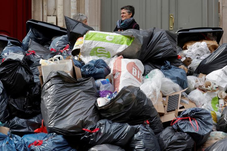 Touching on pension reform, Paris suffocated with garbage, violent protests - Photo 4. Touching on pension reform, Paris suffocated with garbage, violent protests - Photo 4.
