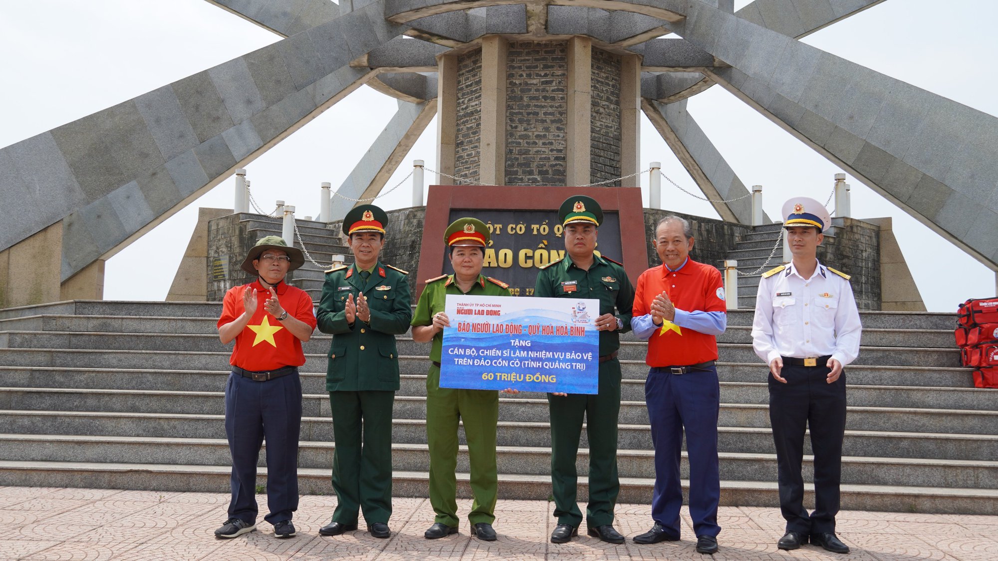 Xúc động hình ảnh cờ Tổ quốc tung bay trên huyện đảo Cồn Cỏ - Ảnh 4.