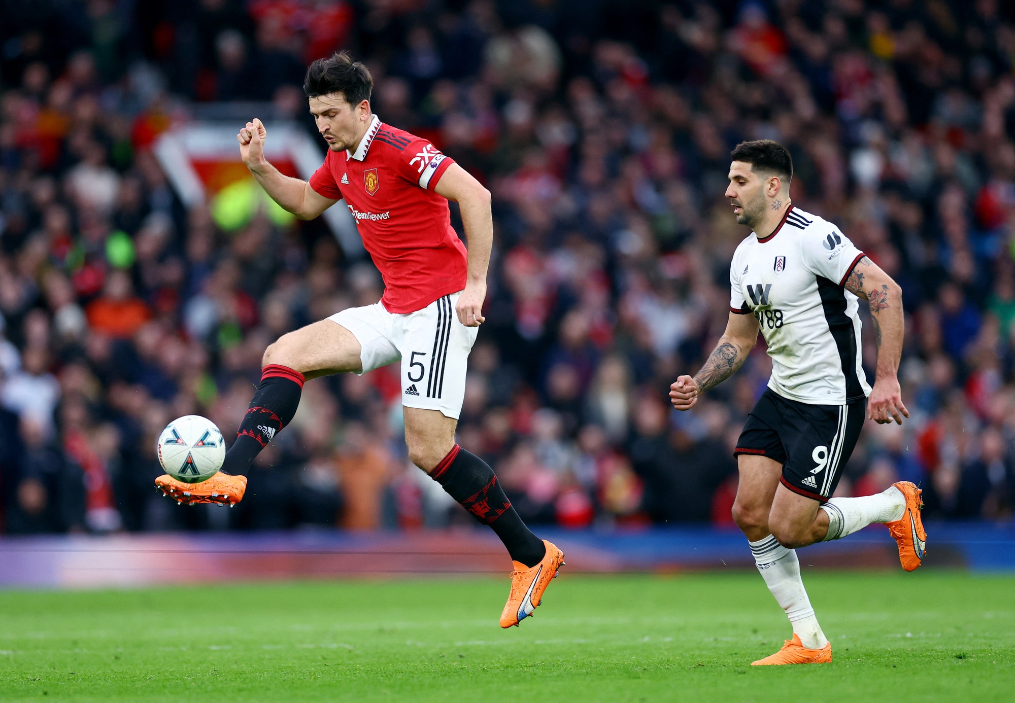 Trọng tài hại Fulham, Man United thoát hiểm ở tứ kết FA Cup - Ảnh 1.