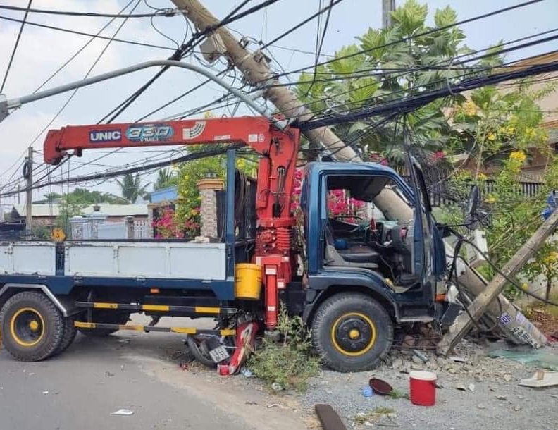 Đồng Nai: Xe cẩu tông 1 người chết, khiến gần 6.400 hộ dân mất điện - Ảnh 1. Đồng Nai: Xe cẩu tông 1 người chết, khiến gần 6.400 hộ dân mất điện - Ảnh 1.