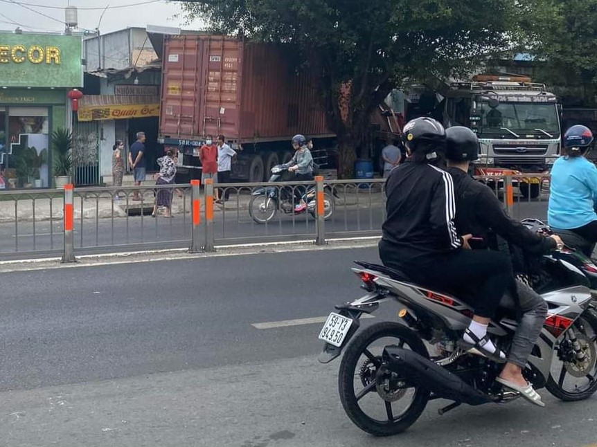 Container thình lình lao vào 3 căn nhà ở huyện Củ Chi - Ảnh 1.