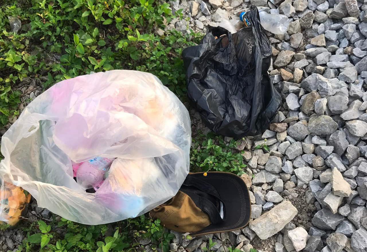 Thông báo tìm người thân của người đàn ông bị tàu hoả tông tử vong - Ảnh 1.