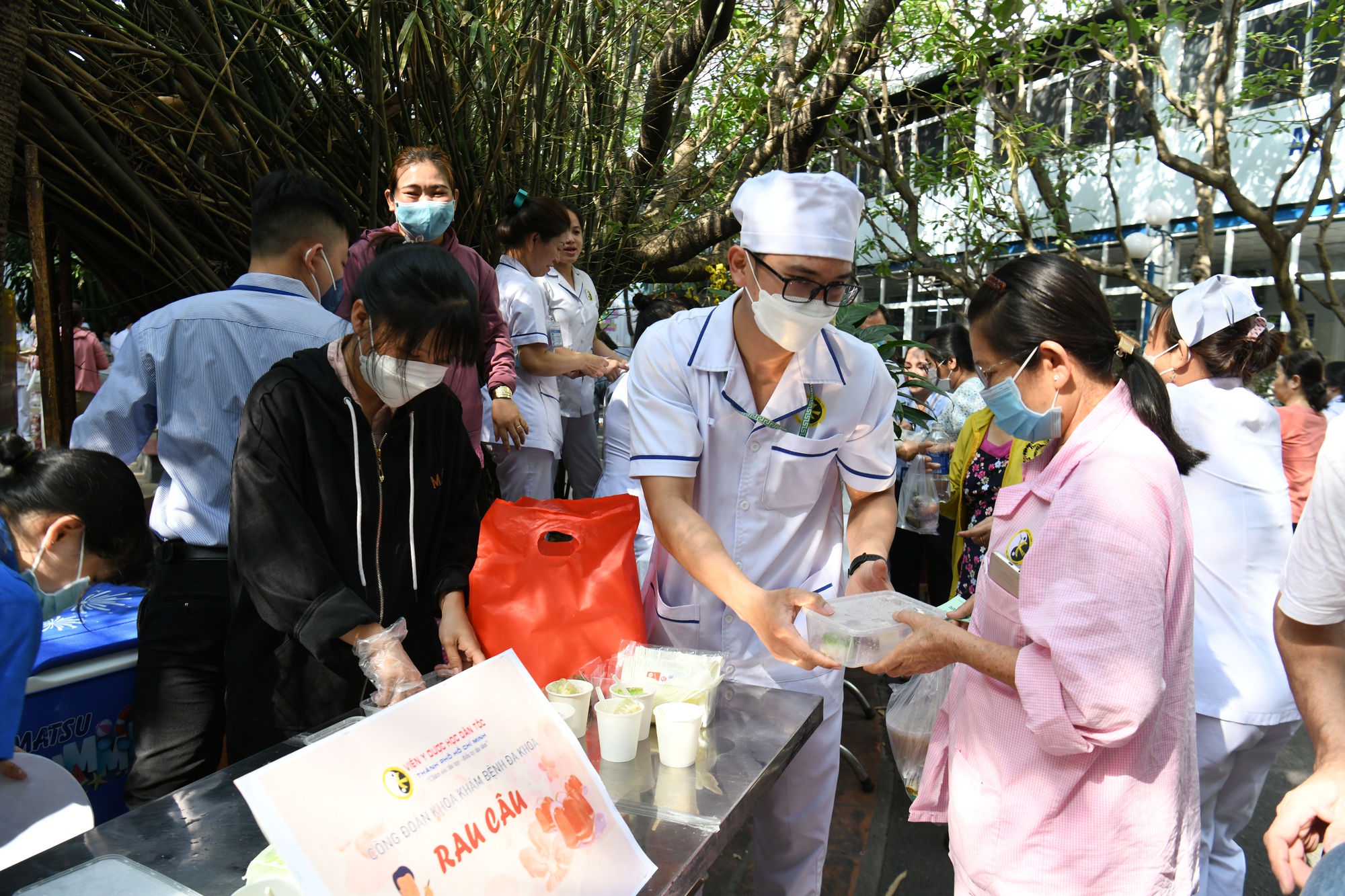 Đang nằm viện vẫn được cắt tóc miễn phí, xem văn nghệ - Ảnh 5.