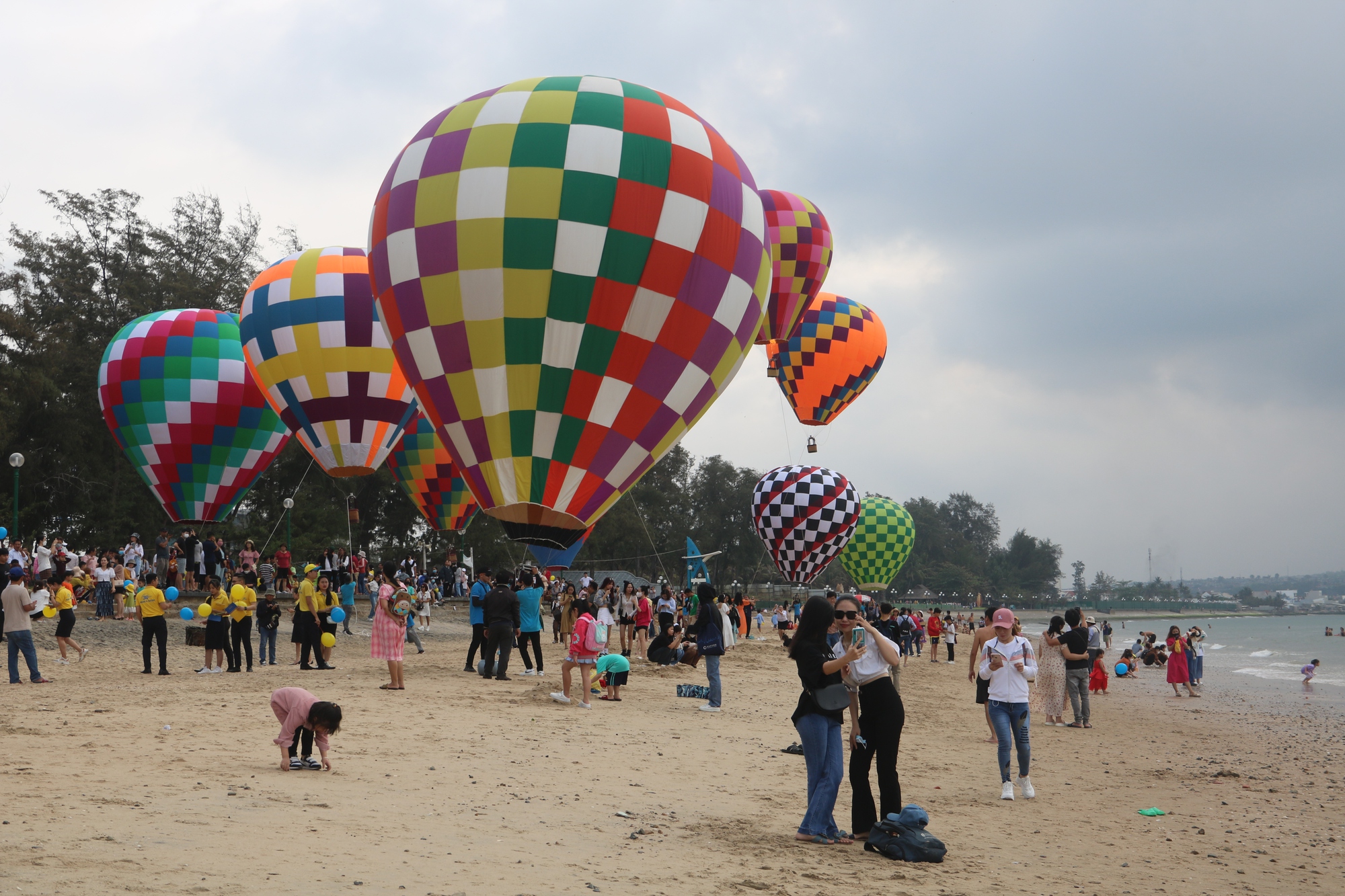 Khinh khí cầu rợp sắc màu trên bầu trời Phan Thiết - Ảnh 3.