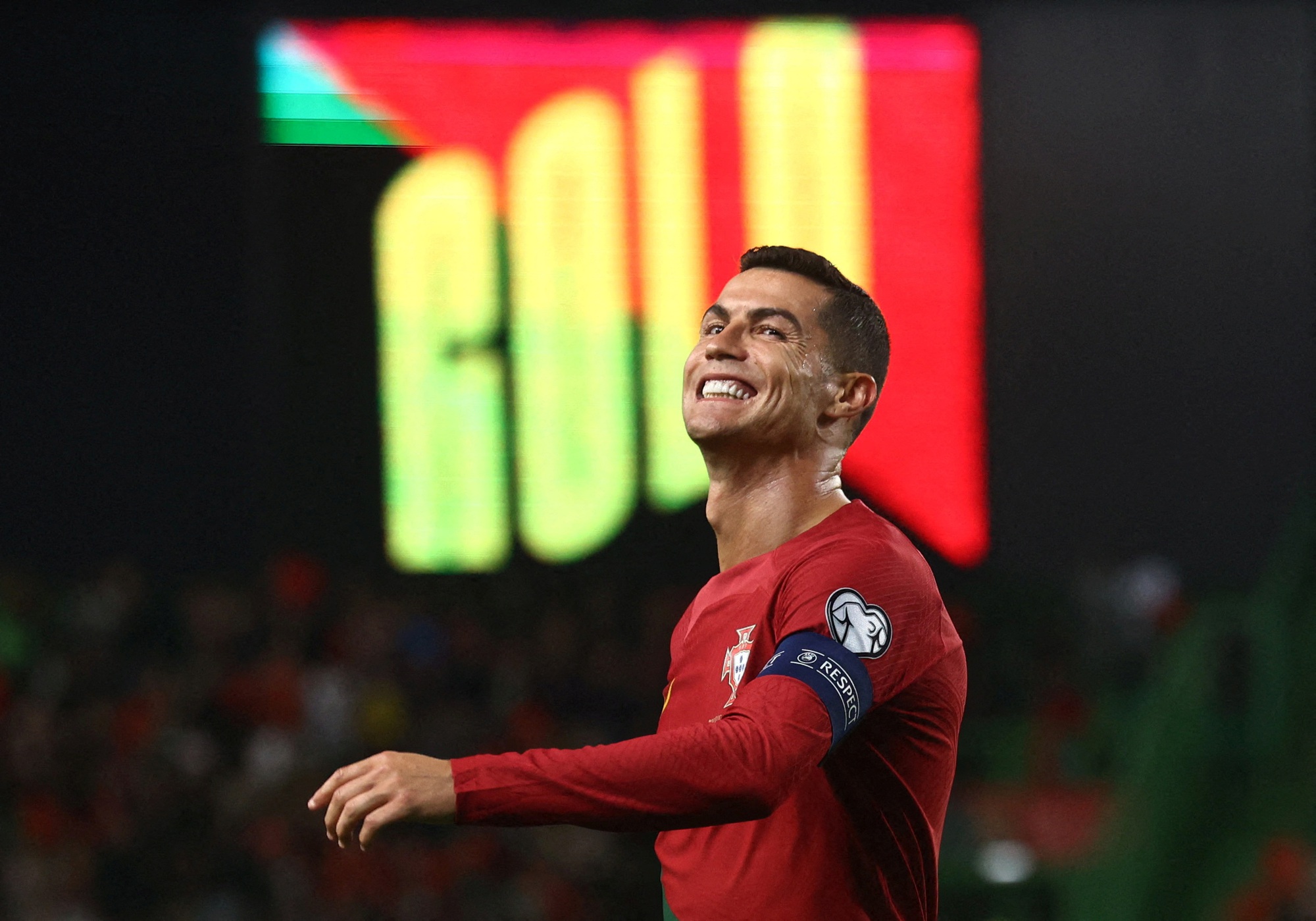 Lập kỷ lục siêu đỉnh, Ronaldo vẫn bị chê yếu bóng vía - Ảnh 4.