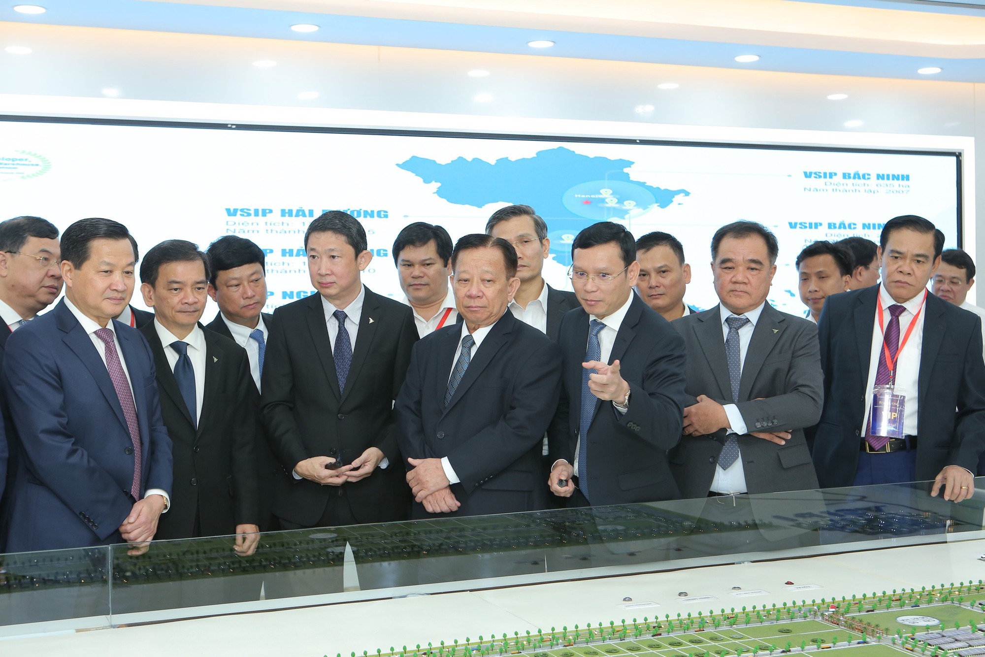 Phó Thủ tướng Lê Minh Khái cùng lãnh đạo 9 tỉnh tham quan mô hình KCN VSIP - Ảnh 2.
