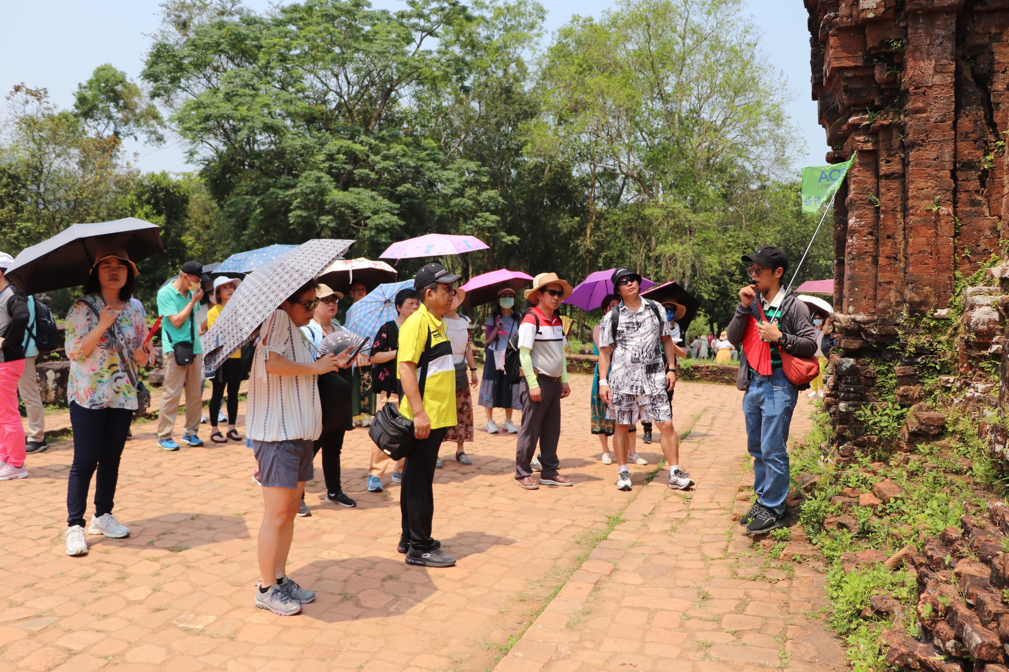 Du lịch Mỹ Sơn bùng nổ, khách đến nườm nượp - Ảnh 7. Du lịch Mỹ Sơn bùng nổ, khách đến nườm nượp - Ảnh 7.