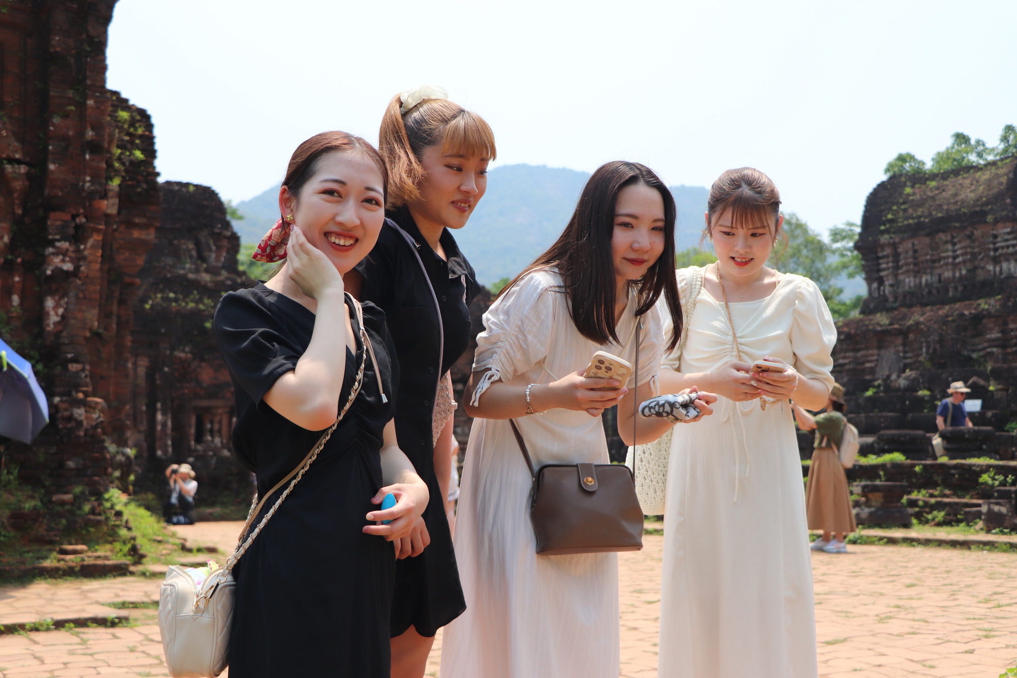 Du lịch Mỹ Sơn bùng nổ, khách đến nườm nượp - Ảnh 17. Du lịch Mỹ Sơn bùng nổ, khách đến nườm nượp - Ảnh 17.