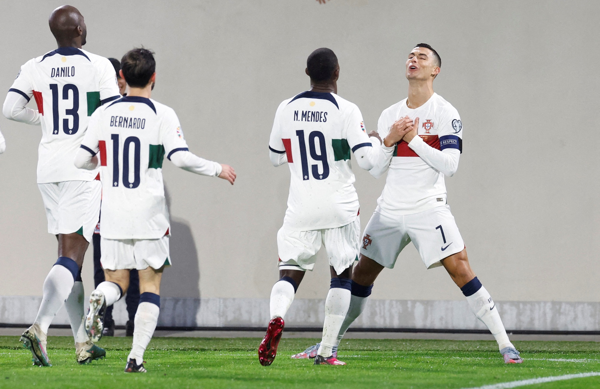 Ronaldo lập kỷ lục Guinness, Bồ Đào Nha toàn thắng vòng loại EURO - Ảnh 2.