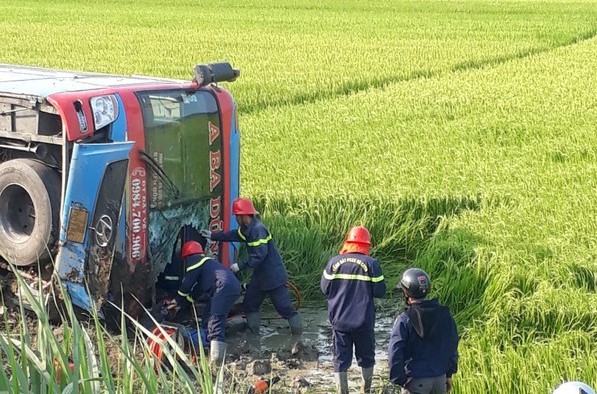 Lật xe khách, tài xế chết tại chỗ - Ảnh 2.