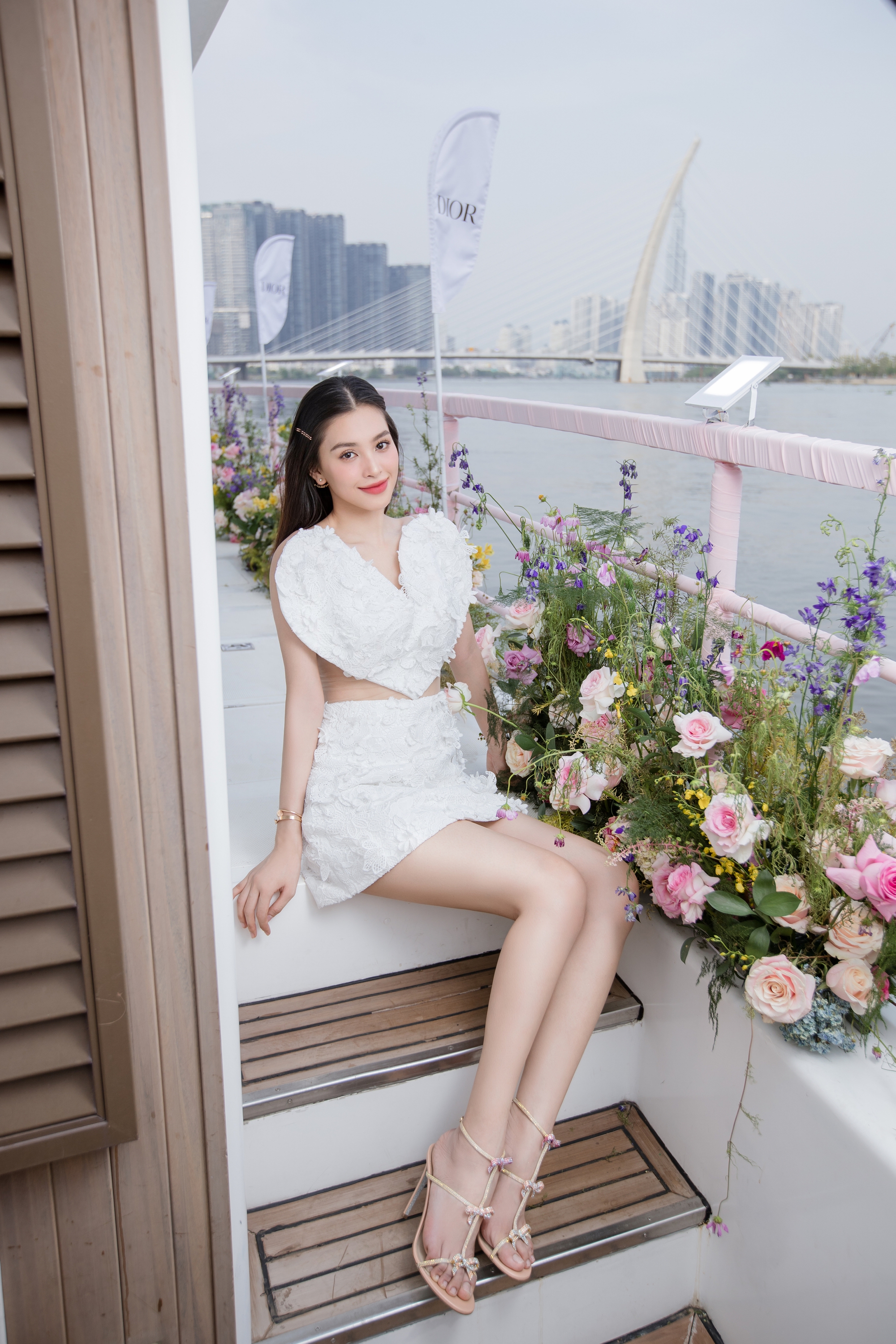 Hoa hậu Tiểu Vy tung loạt ảnh mới, cư dân mạng xuýt xoa - Ảnh 2.
