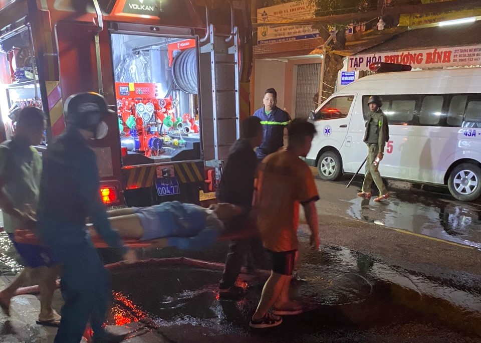 Phá tường, cứu 2 người trong đám cháy giữa trung tâm Đà Nẵng - Ảnh 1.