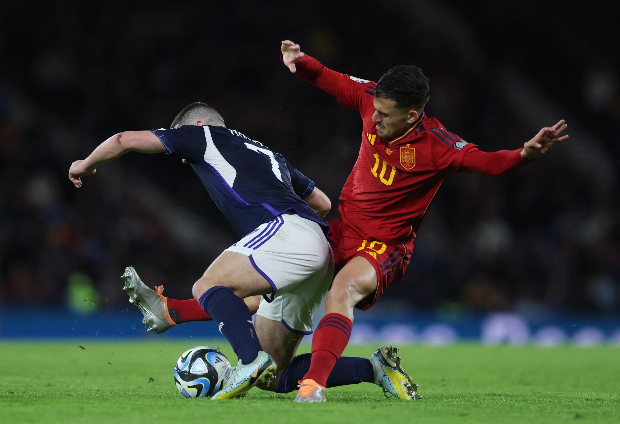 Sao Man United tỏa sáng, Scotland thắng sốc Tây Ban Nha sau 39 năm - Ảnh 1.