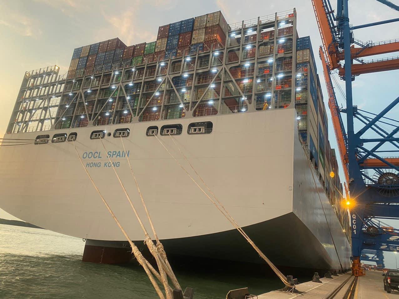 Cận cảnh siêu tàu container lớn nhất thế giới tại Bà Rịa - Vũng Tàu - Ảnh 7.