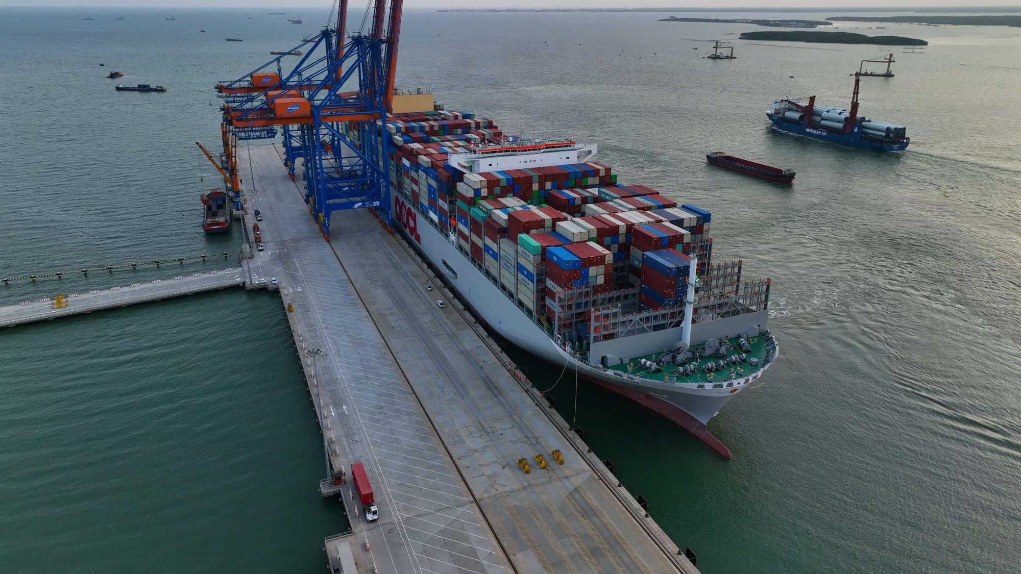 Cận cảnh siêu tàu container lớn nhất thế giới tại Bà Rịa - Vũng Tàu - Ảnh 1.