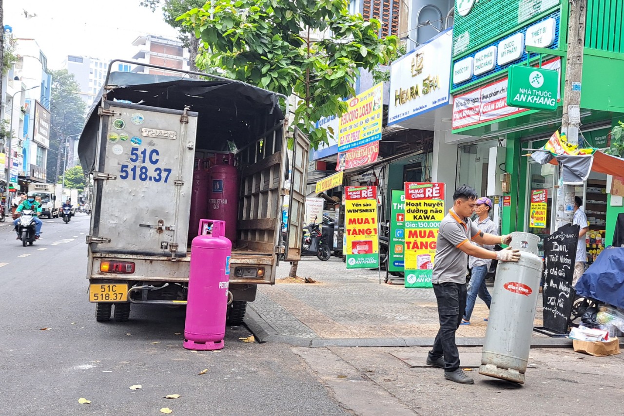 Từ ngày 1-4, giá gas giảm mạnh hiếm có - Ảnh 1.