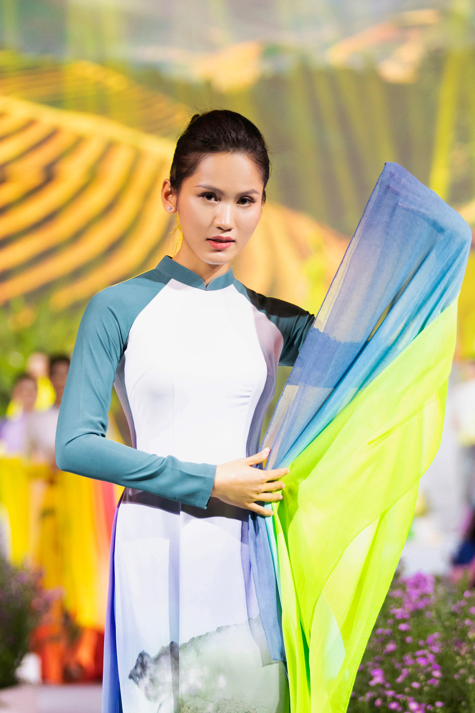 Nhà thiết kế Trung Đinh lan tỏa thông điệp người Việt dùng lụa Việt - Ảnh 7.
