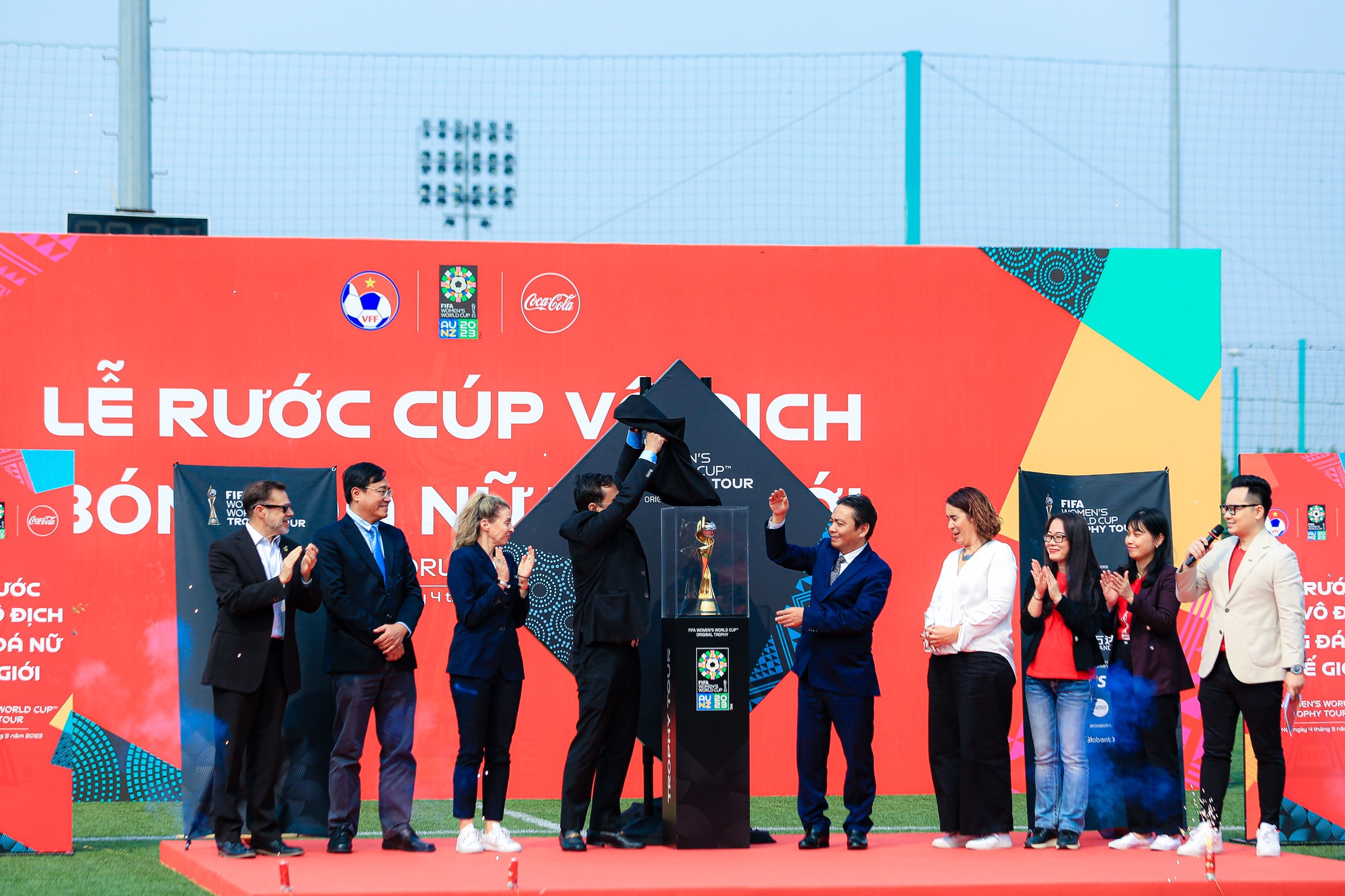 Cận cảnh Cup Vô địch Bóng đá Nữ thế giới 2023 đến Việt Nam - Ảnh 6.