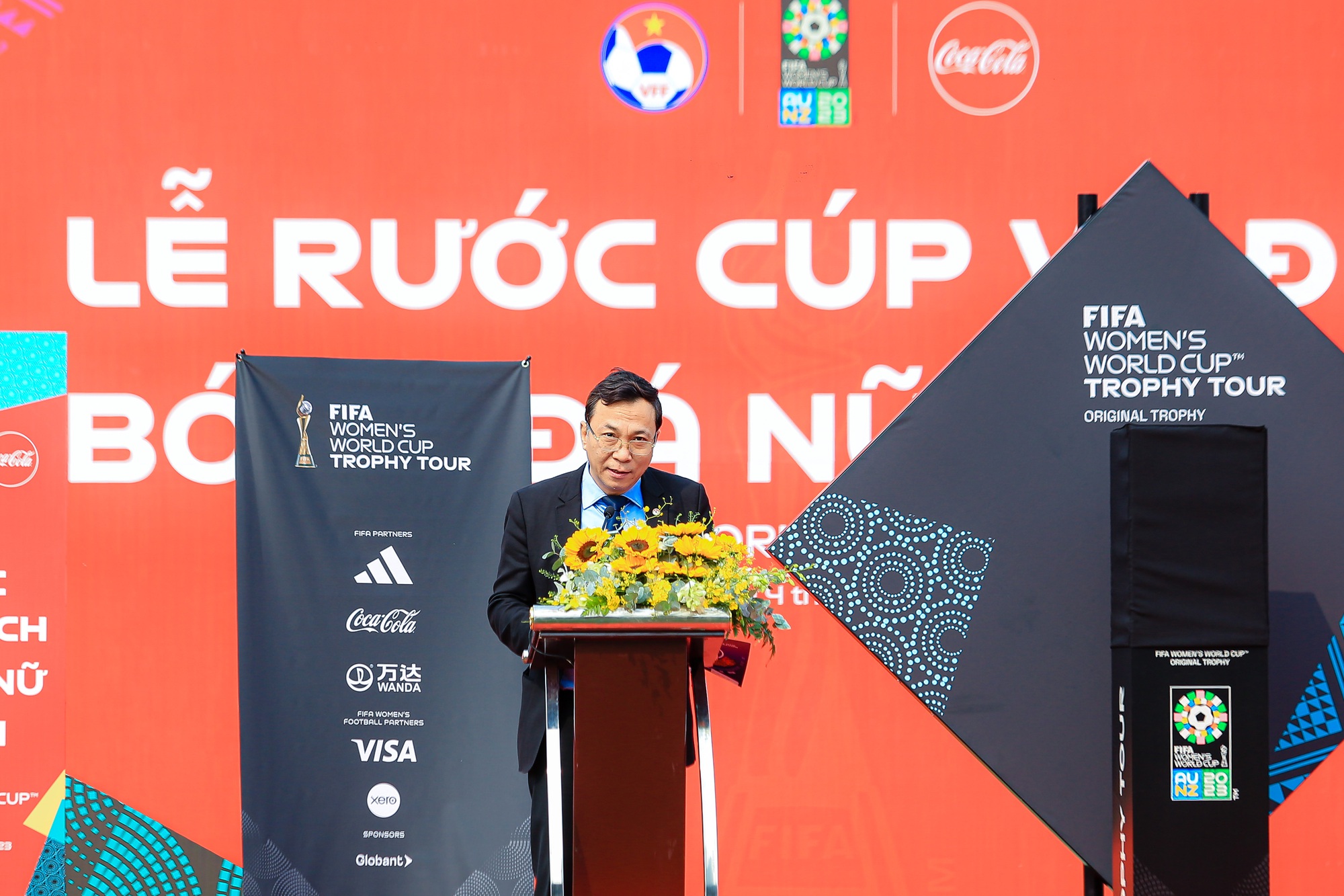 Cận cảnh Cup Vô địch Bóng đá Nữ thế giới 2023 đến Việt Nam - Ảnh 2.