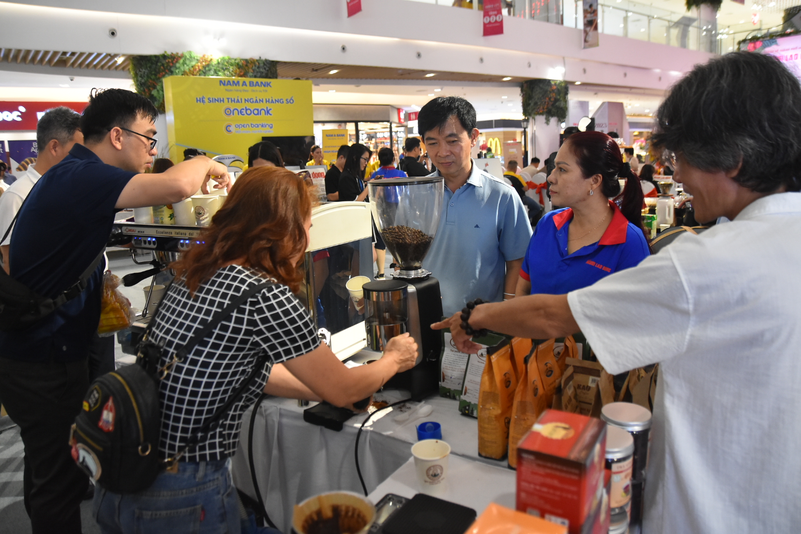 Nhiều sự kiện hấp dẫn đang diễn ra tại ngày hội Tôn vinh cà phê Việt - Ảnh 17.