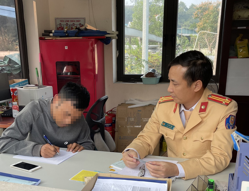 Sửa biển kiểm soát thành lộc phát, một tài xế bị phạt 6 triệu đồng - Ảnh 2. Sửa biển kiểm soát thành lộc phát, một tài xế bị phạt 6 triệu đồng - Ảnh 2.