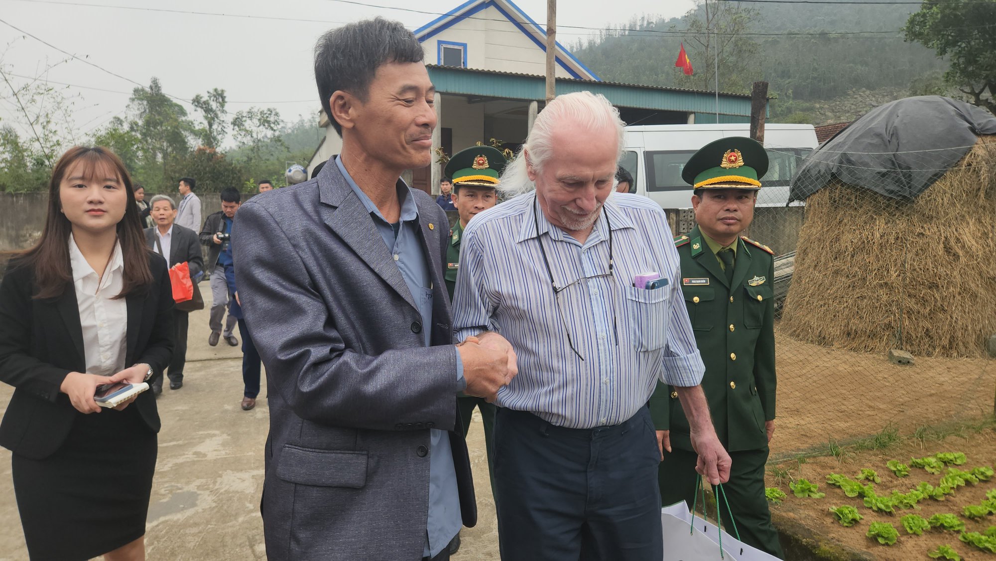 Cựu binh Mỹ trao trả cuốn nhật ký cho gia đình liệt sĩ Cao Văn Tuất - Ảnh 1.