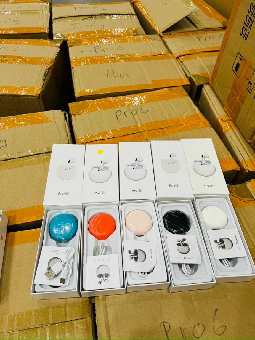 Kho hàng 100.000 sản phẩm giả mạo nhãn hiệu Samsung, Apple... do người Trung Quốc quản lý - Ảnh 2. Kho hàng 100.000 sản phẩm giả mạo nhãn hiệu Samsung, Apple... do người Trung Quốc quản lý - Ảnh 2.