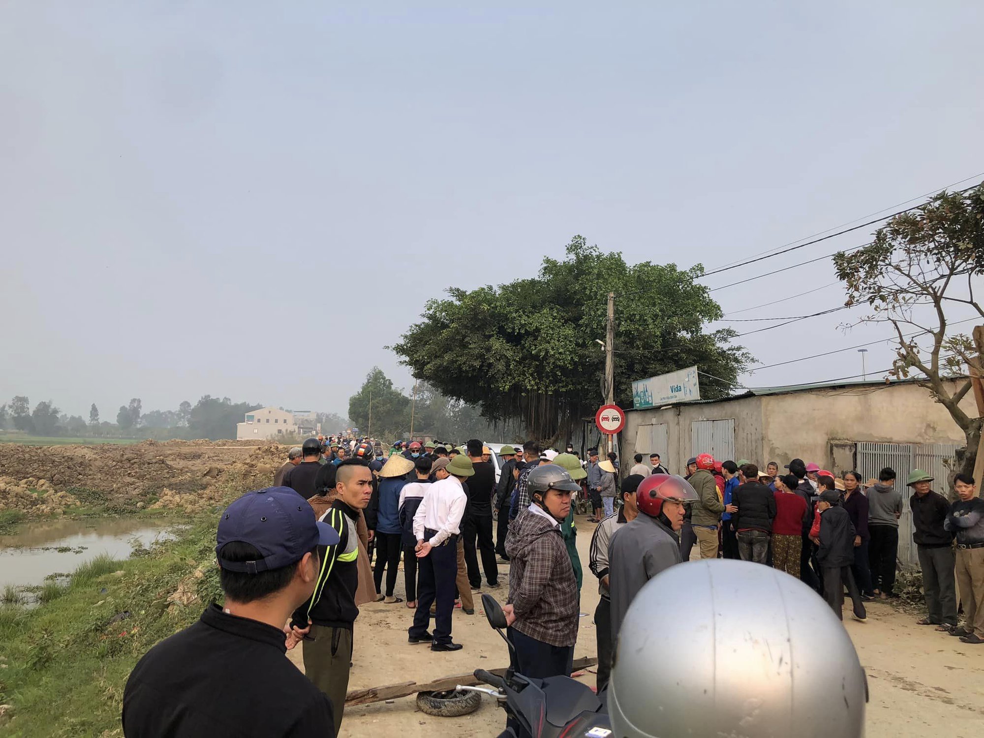 Ba mẹ con tử vong trên đường đi học - Ảnh 2.