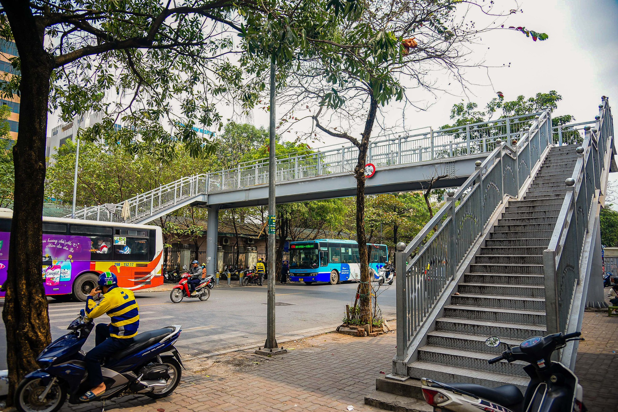 Cầu bộ hành bị lãng quên, người dân bất chấp nguy hiểm sang đường tùy tiện - Ảnh 1.