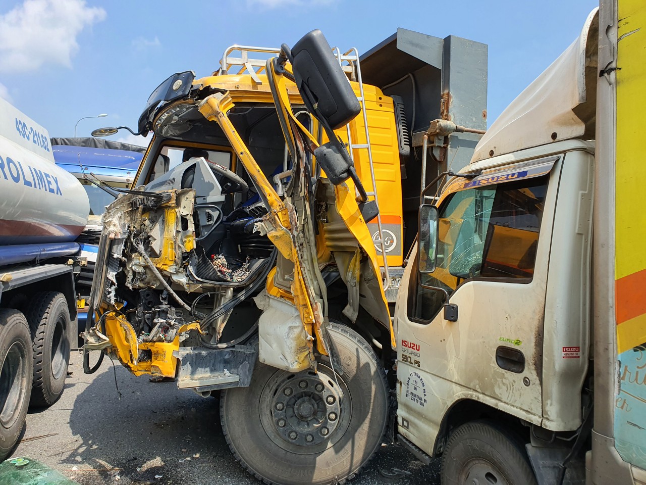 5 xe tải tông nhau trên Quốc lộ 1 ở Quảng Nam - Ảnh 2. 5 xe tải tông nhau trên Quốc lộ 1 ở Quảng Nam - Ảnh 2.