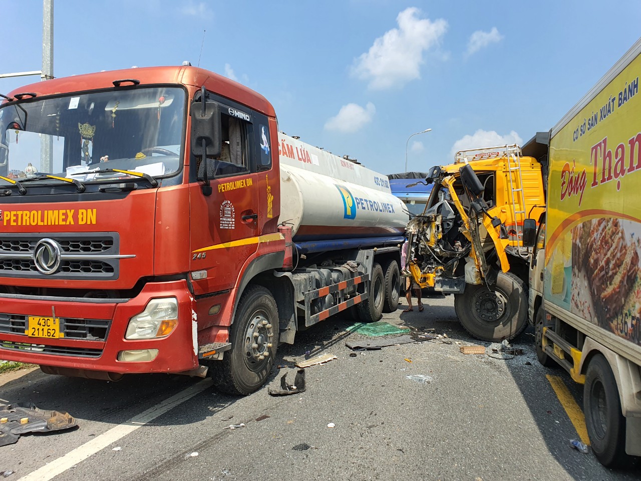 5 xe tải tông nhau trên Quốc lộ 1 ở Quảng Nam - Ảnh 1. 5 xe tải tông nhau trên Quốc lộ 1 ở Quảng Nam - Ảnh 1.
