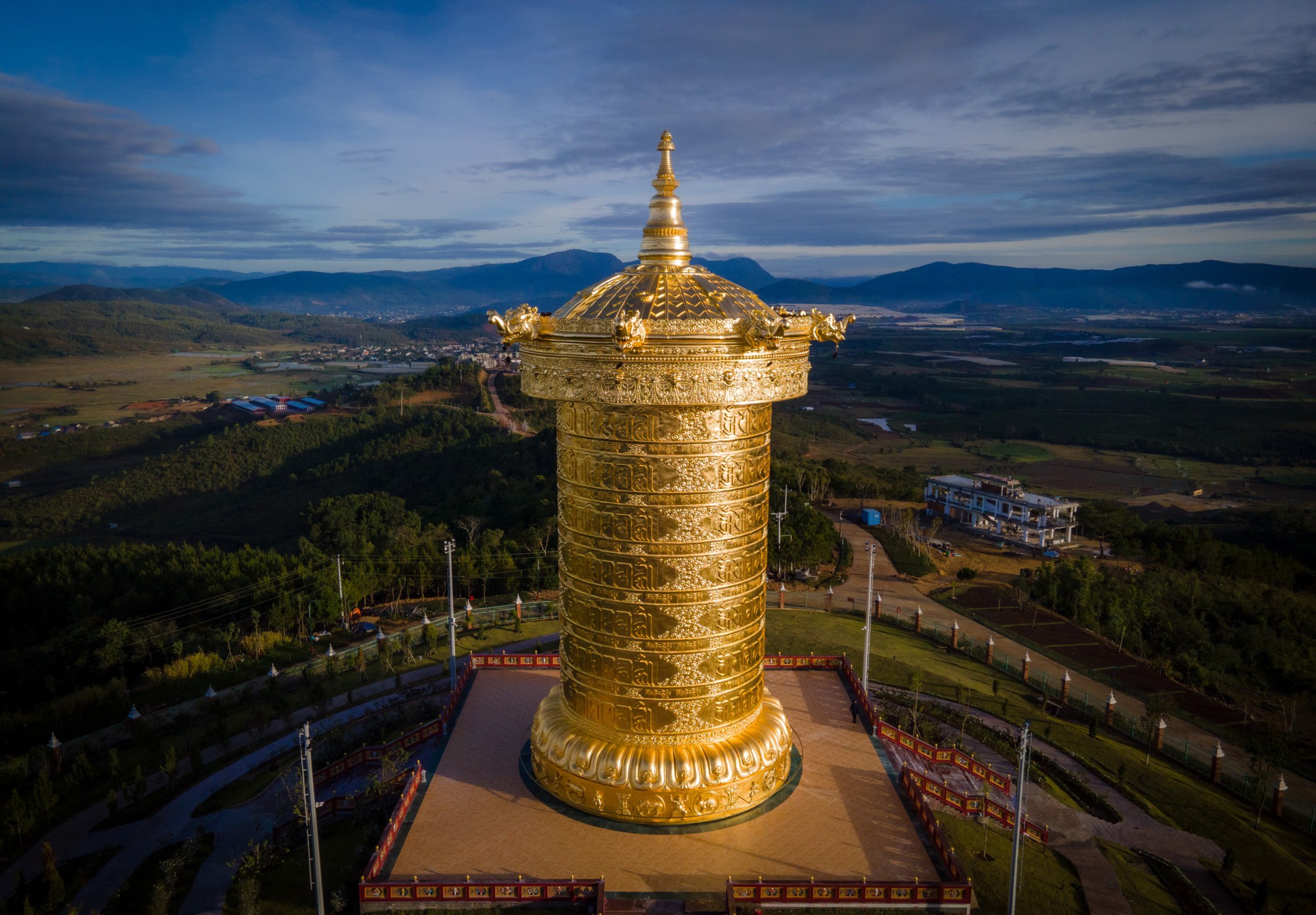 Khánh thành đại bảo tháp dát vàng lớn nhất thế giới ở Lâm Đồng - Ảnh 2.