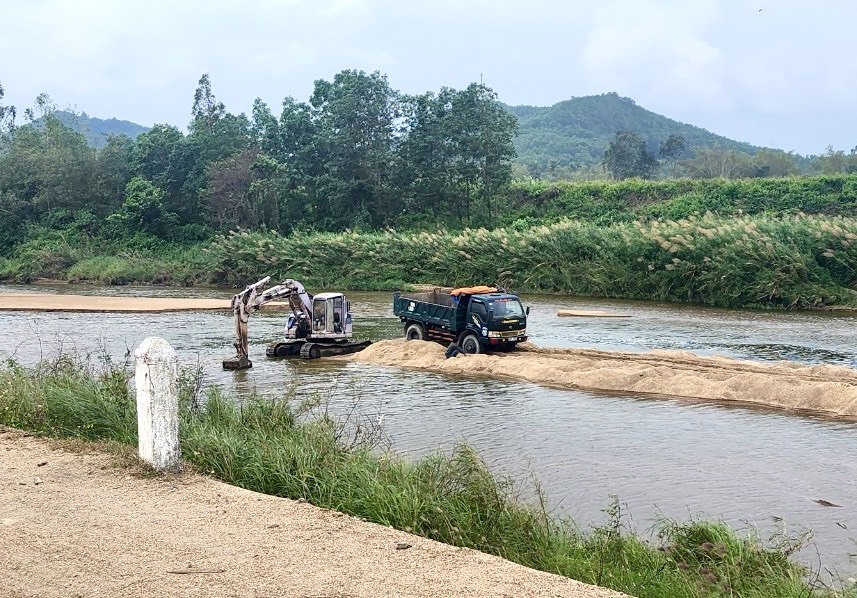 Bất ngờ với kết luận nguyên nhân sạt lở bờ sông là do… người dân nuôi vịt - Ảnh 1. Bất ngờ với kết luận nguyên nhân sạt lở bờ sông là do… người dân nuôi vịt - Ảnh 1.