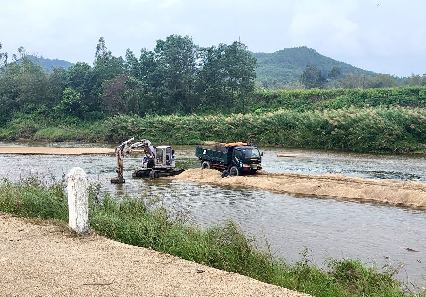 Bất ngờ với kết luận nguyên nhân sạt lở bờ sông là do… người dân nuôi vịt - Ảnh 1.