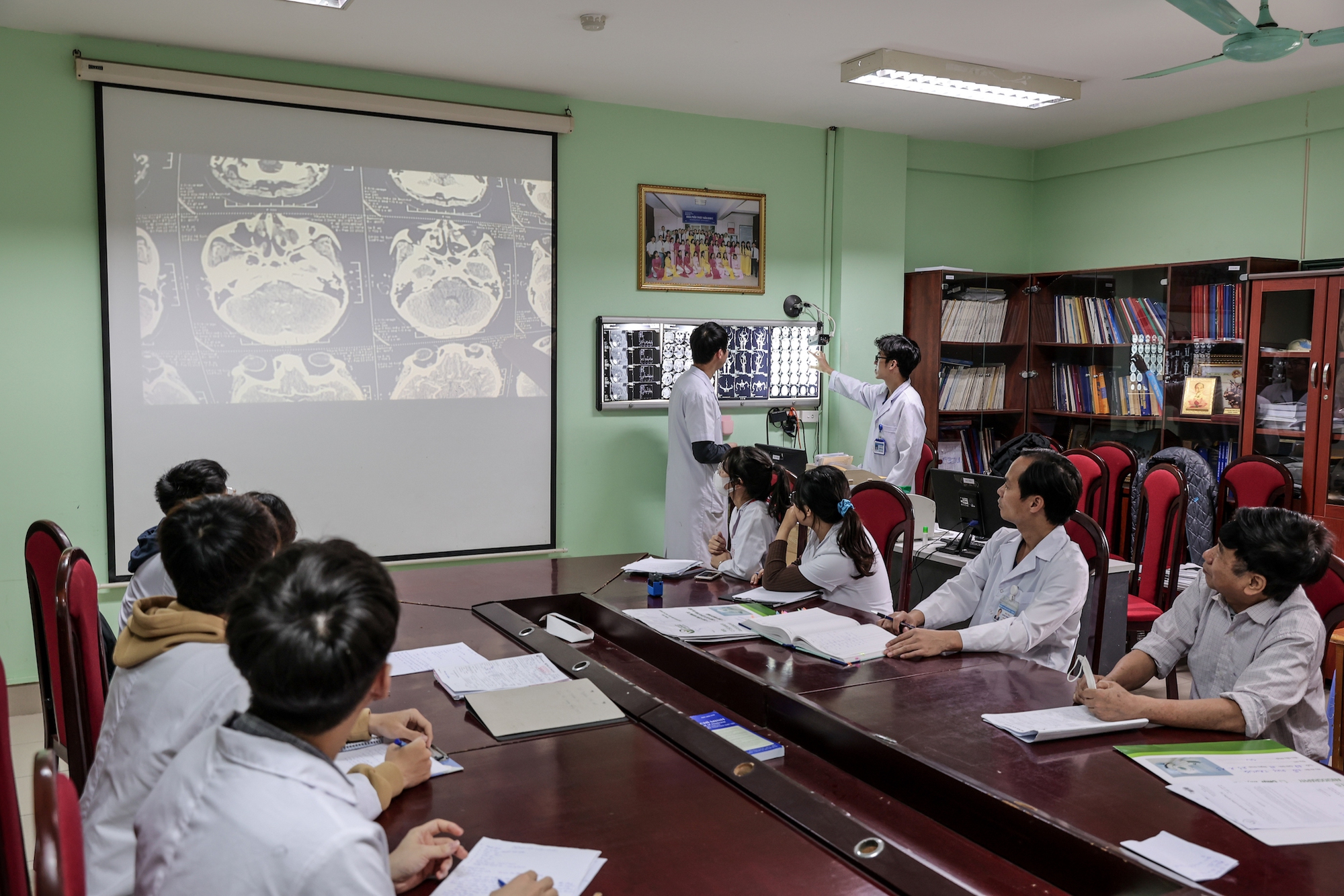 Bí ẩn trong phòng mổ não ở Bệnh viện Việt Đức- Ảnh 21.