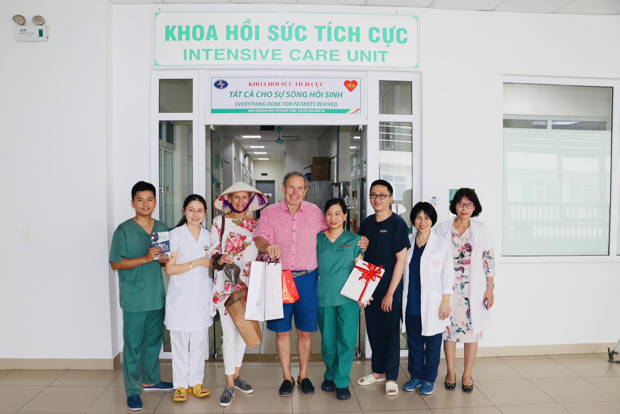 Nữ y tá người Anh mắc COVID-19 cùng chồng trở lại Việt Nam cảm ơn bác sĩ - Ảnh 4.