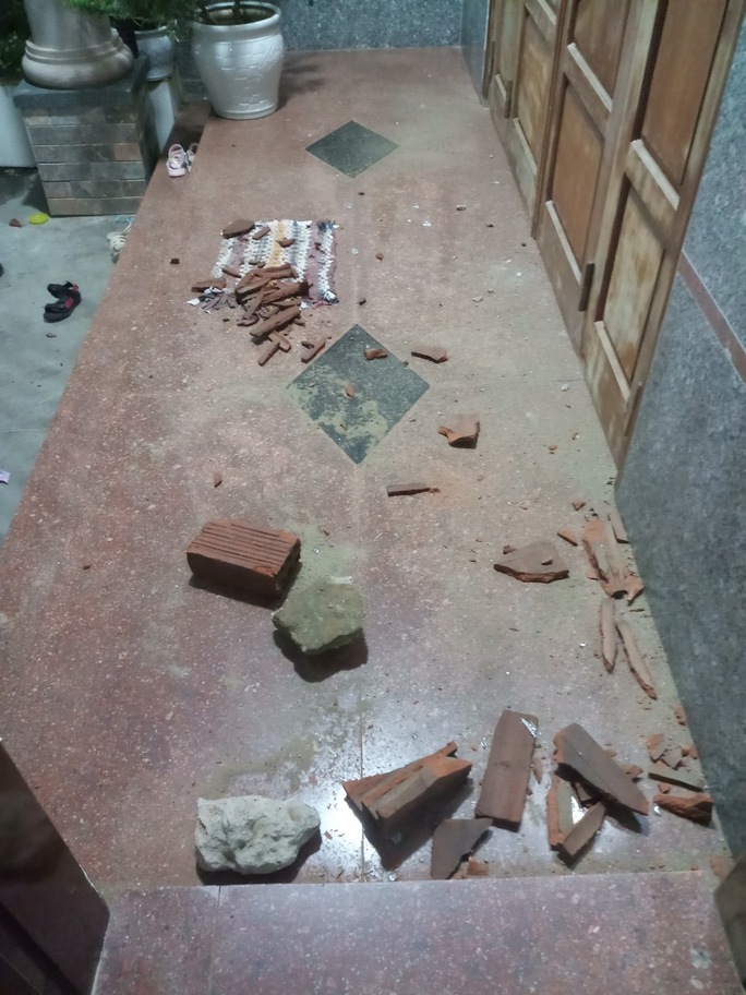 CLIP: Vụ liên tục “khủng bố” nhà dân bằng mắm thối, sơn, gạch đá: Các đối tượng tiếp tục hành động như thách thức? - Ảnh 2.