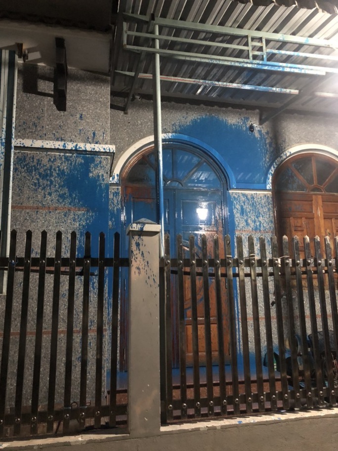 CLIP: Vụ liên tục “khủng bố” nhà dân bằng mắm thối, sơn, gạch đá: Các đối tượng tiếp tục hành động như thách thức? - Ảnh 3.