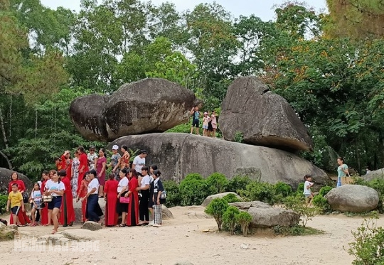 Hòn Trống Mái nổi tiếng Sầm Sơn bất ngờ xuất hiện giữa quảng trường lớn nhất xứ Thanh - Ảnh 2.